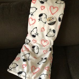 PEANUTS Snoopy Heart Plush Throw Blanket